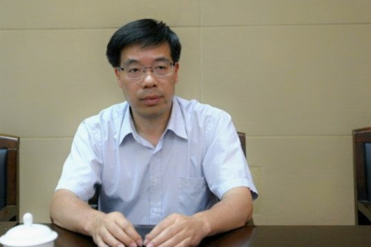 姆希塔良外围射门偏出底线