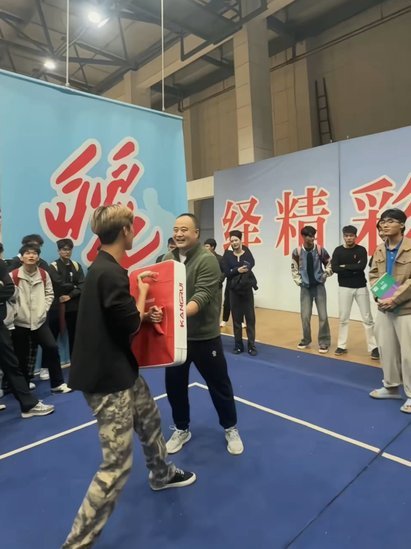 让浮岛敏下课的人，你们是球迷还是专门来发泄自身情绪的？