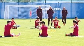 国足上海合练武磊朱辰杰缺席 教练组安排全队瑜伽训练