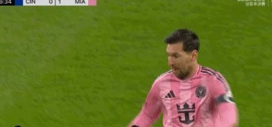 奥莱：梅西未上场仍是焦点，赛后球迷不愿离场只为看他训练