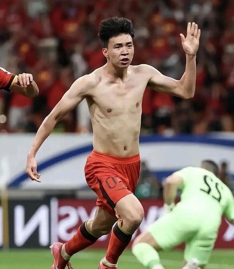 王钰栋vs佐藤龙之介：为何他更胜一筹？