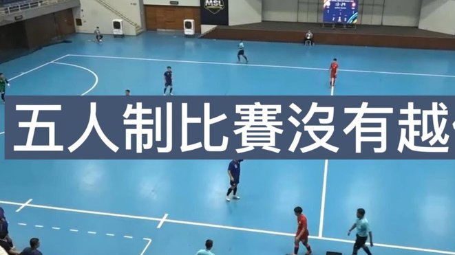 科莫新颖宣传新赛季主场球衣，球员走上街头将球衣送给球迷