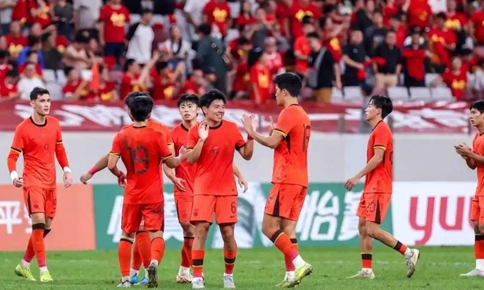 第43分钟，U23国足集体投诉对方手球，裁判没有表示。