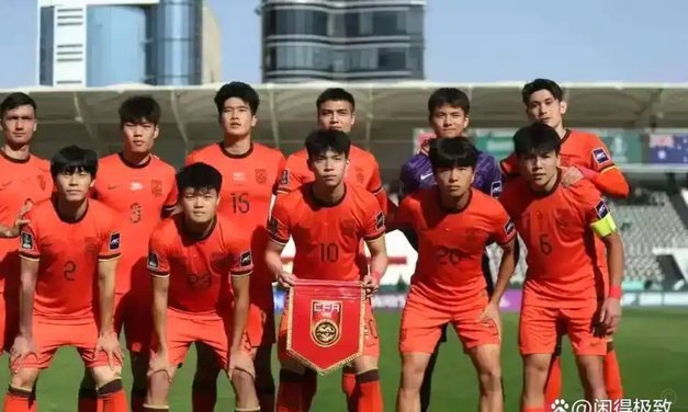 第43分钟，U23国足集体投诉对方手球，裁判没有表示。